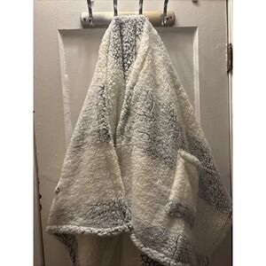 Premier Comfort Cozy Sherpa Wrap With Pockets One Size. 50" X 60" Nwt.